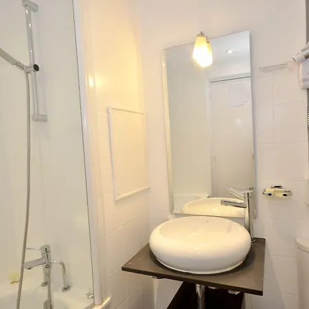 Hotel Logis Jardin De Villiers Parigi